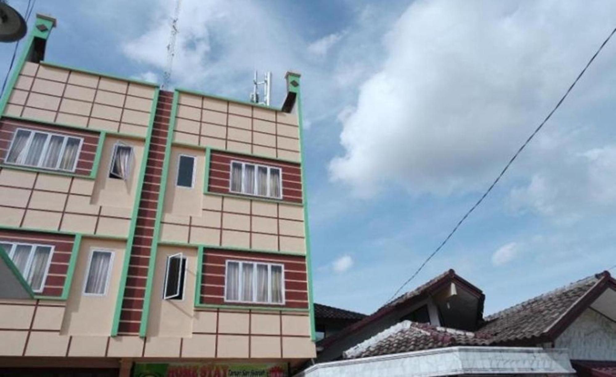 פקאנבארו Guest House Taman Sari Syariah מראה חיצוני תמונה